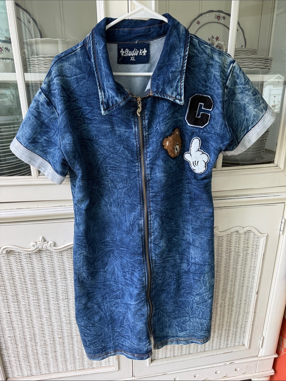 Studio X short-sleeve acid-wash zip-front denim dress with playful appliqués xl